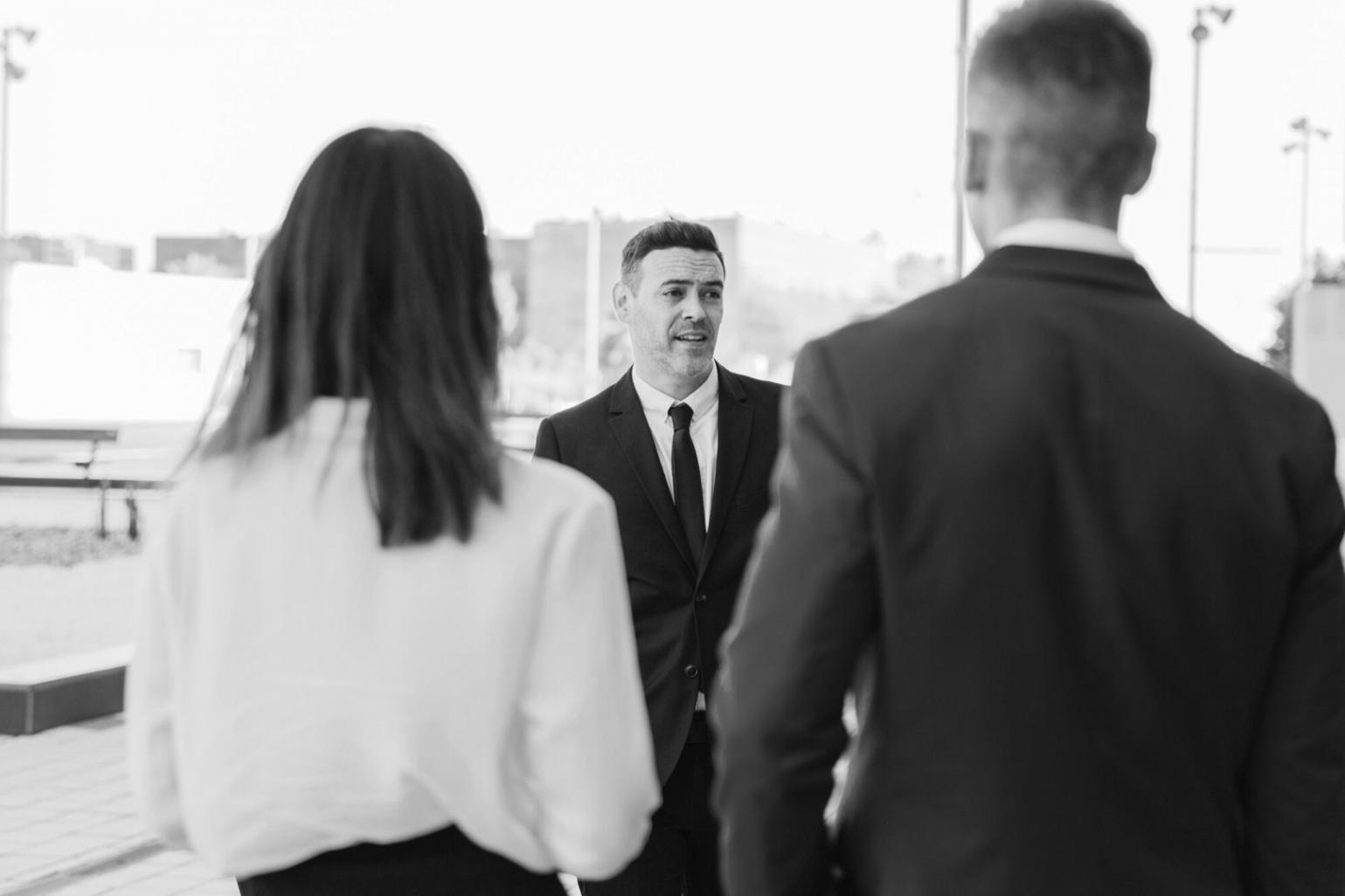 Profesional trabajando con análisis financiero